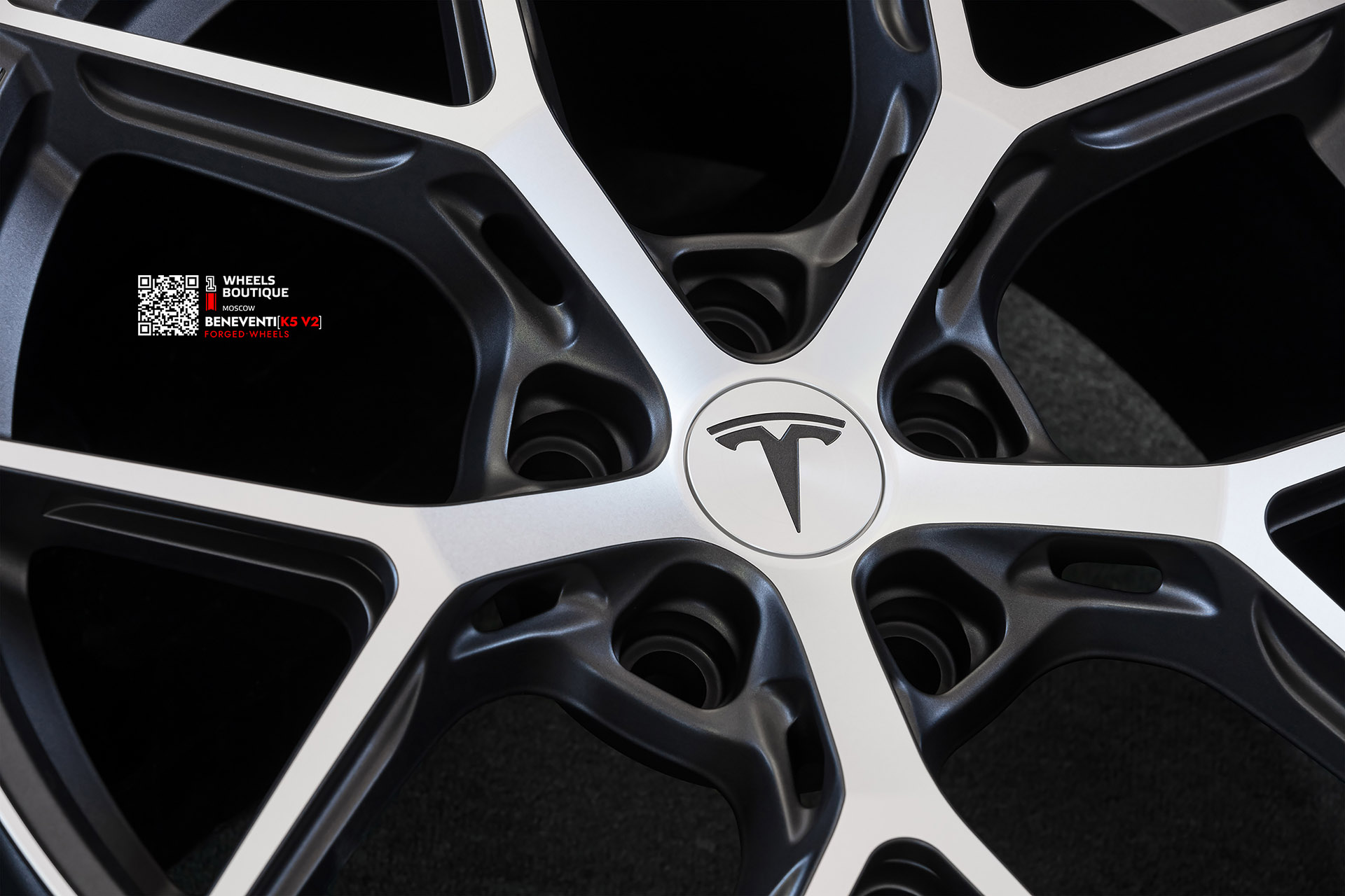 Beneventi K5 V2 в отделке Карбон графит с алмазной проточкой и матовым лаком для Tesla Model S