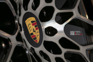 Кованый моноблок Beneventi RR10 в отделке карбон графит с темной алмазной проточкой для Porsche Panamera